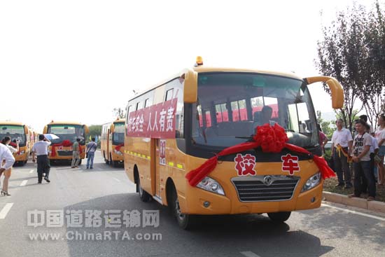 最新學(xué)校校車，重塑學(xué)生交通出行體驗(yàn)，打造安全舒適的校園通勤服務(wù)